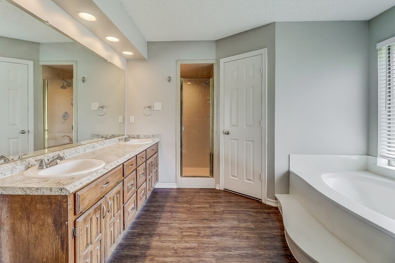 3,180/Mo, 605 Wisterglen Dr Desoto, TX 75115 Main Bathroom View