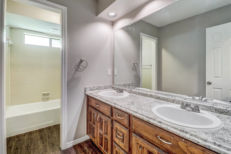 3,180/Mo, 605 Wisterglen Dr Desoto, TX 75115 Bathroom View