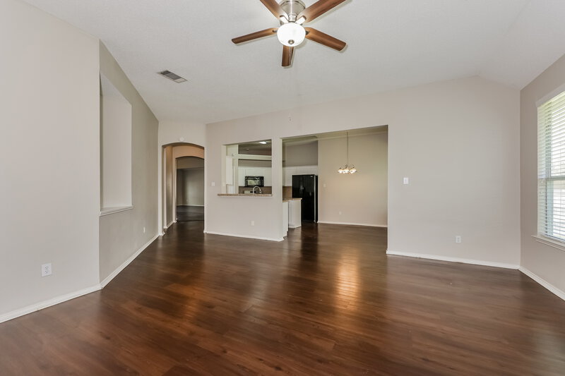 0/Mo, 1224 Parkwood Trl Mesquite, TX 75149 Living Room View 2