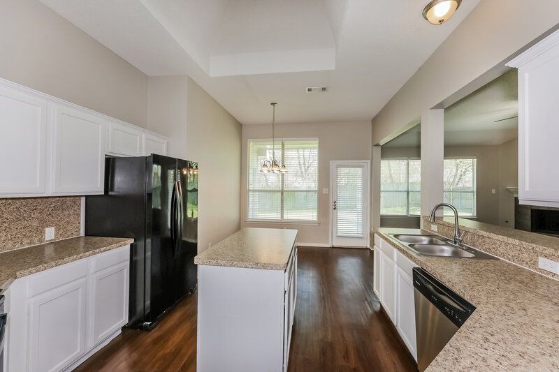 0/Mo, 1224 Parkwood Trl Mesquite, TX 75149 Kitchen View 2