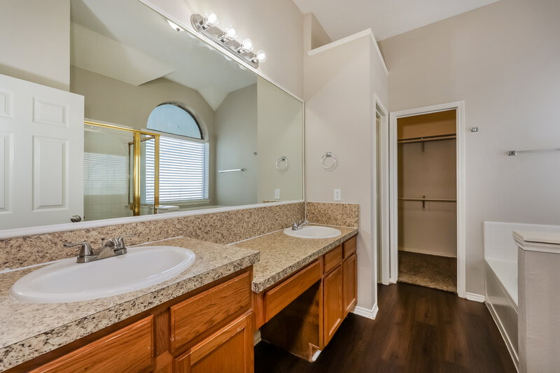 0/Mo, 1224 Parkwood Trl Mesquite, TX 75149 Main Bathroom View