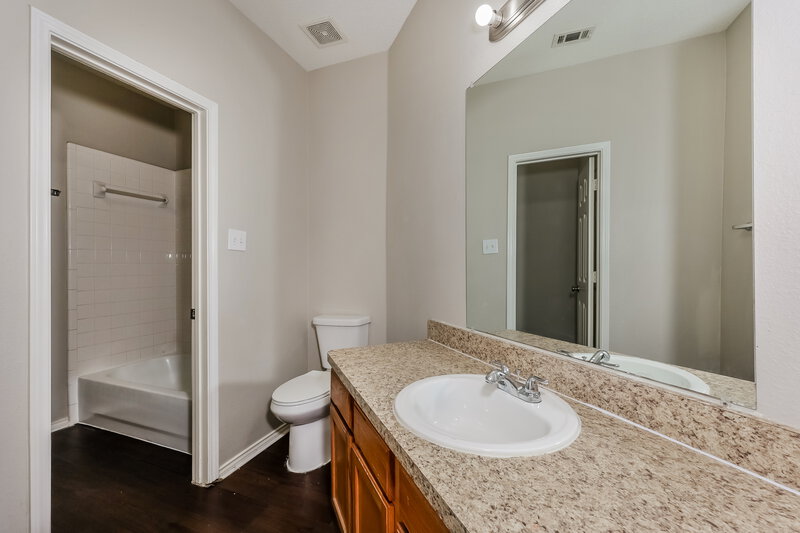 0/Mo, 1224 Parkwood Trl Mesquite, TX 75149 Bathroom View