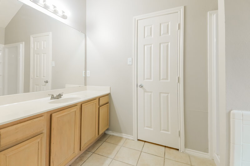 1,930/Mo, 2525 Spring Rain Dr Mesquite, TX 75181 Main Bathroom View