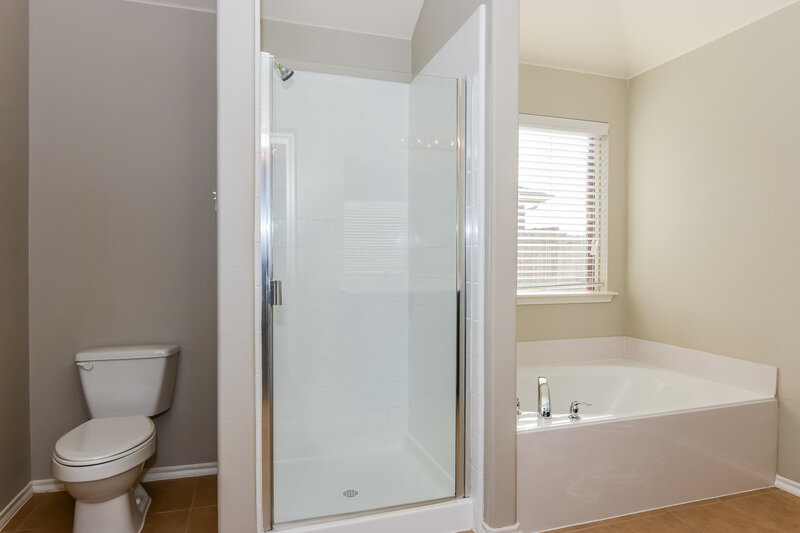 1,830/Mo, 146 Briar Grove Dr Princeton, TX 75407 Main Bathroom View