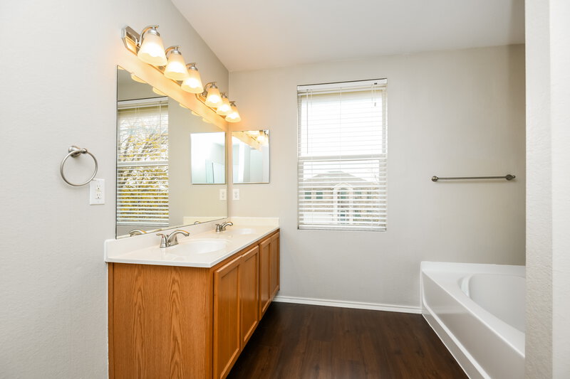 2,750/Mo, 1332 Lauren Dr Burleson, TX 76028 Main Bathroom View