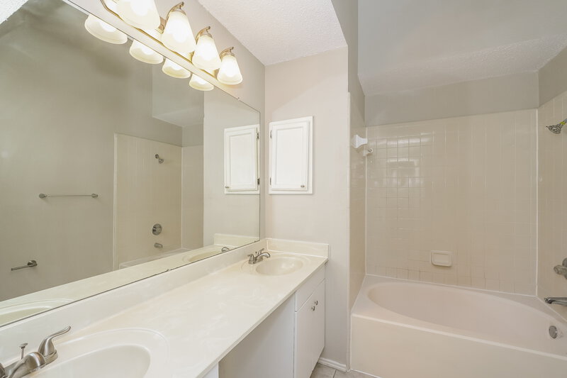 1,945/Mo, 8413 O'Hara Ln Fort Worth, TX 76123 Main Bathroom View