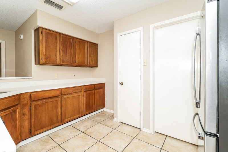 1,985/Mo, 1812 Hunting Green Dr Fort Worth, TX 76134 Kitchen View