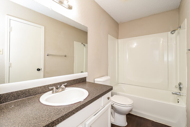 1,985/Mo, 1812 Hunting Green Dr Fort Worth, TX 76134 Main Bathroom View