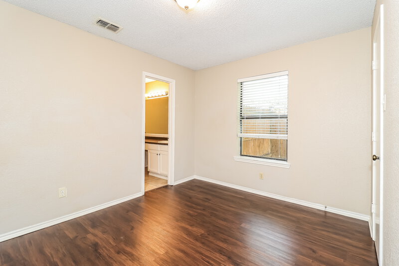 1,985/Mo, 1812 Hunting Green Dr Fort Worth, TX 76134 Bedroom View