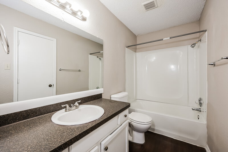 2,085/Mo, 1812 Hunting Green Dr Fort Worth, TX 76134 Main Bathroom View