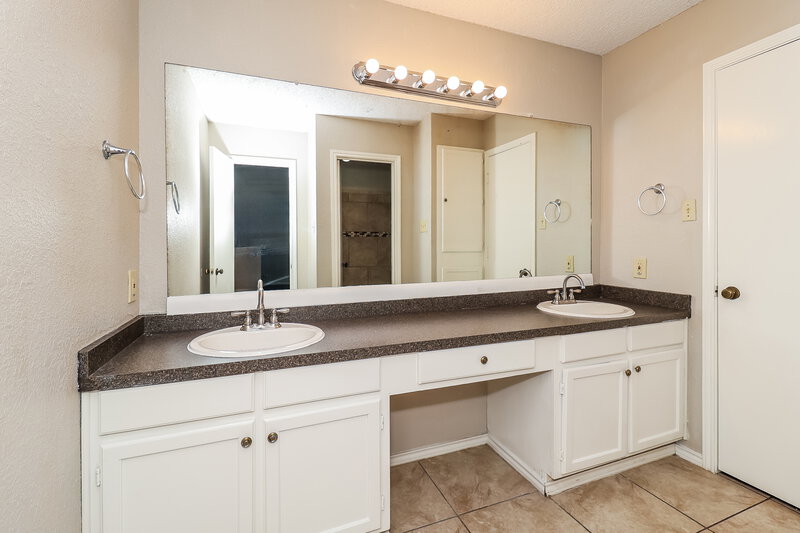 1,985/Mo, 1812 Hunting Green Dr Fort Worth, TX 76134 Bathroom View