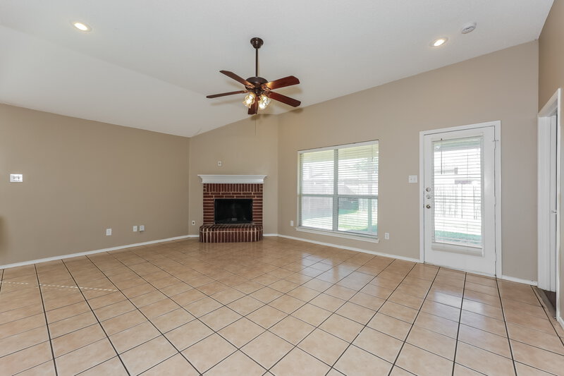2,075/Mo, 528 Cambridge Dr Saginaw, TX 76179 Living Room View 2