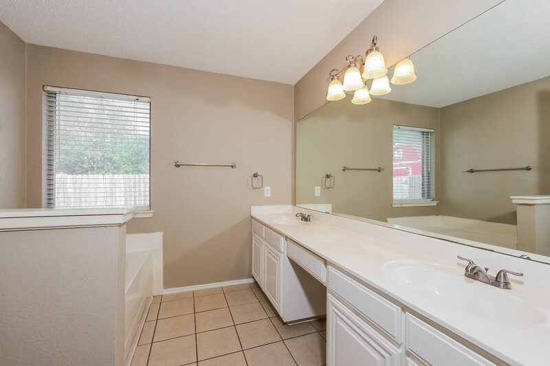 2,075/Mo, 528 Cambridge Dr Saginaw, TX 76179 Main Bathroom View