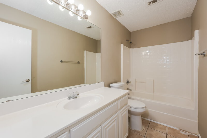 2,075/Mo, 528 Cambridge Dr Saginaw, TX 76179 Bathroom View