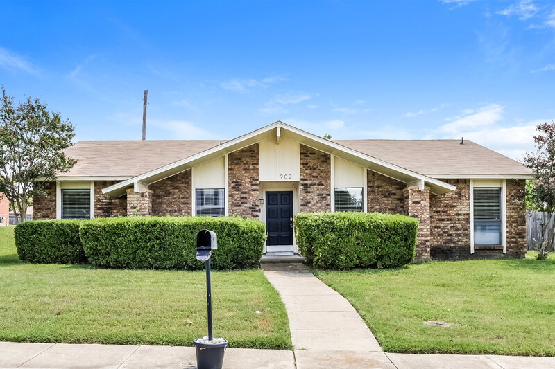 2,065/Mo, 902 Live Oak Dr Desoto, TX 75115 External View
