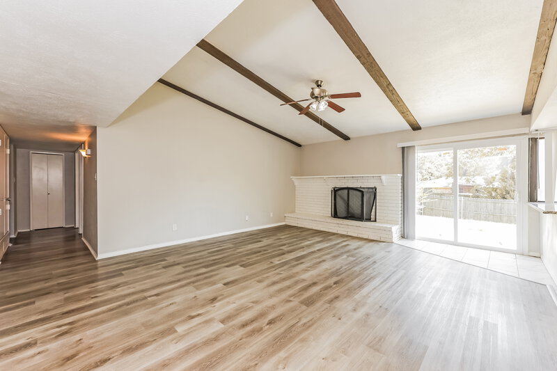 2,065/Mo, 902 Live Oak Dr Desoto, TX 75115 Living Room View 2