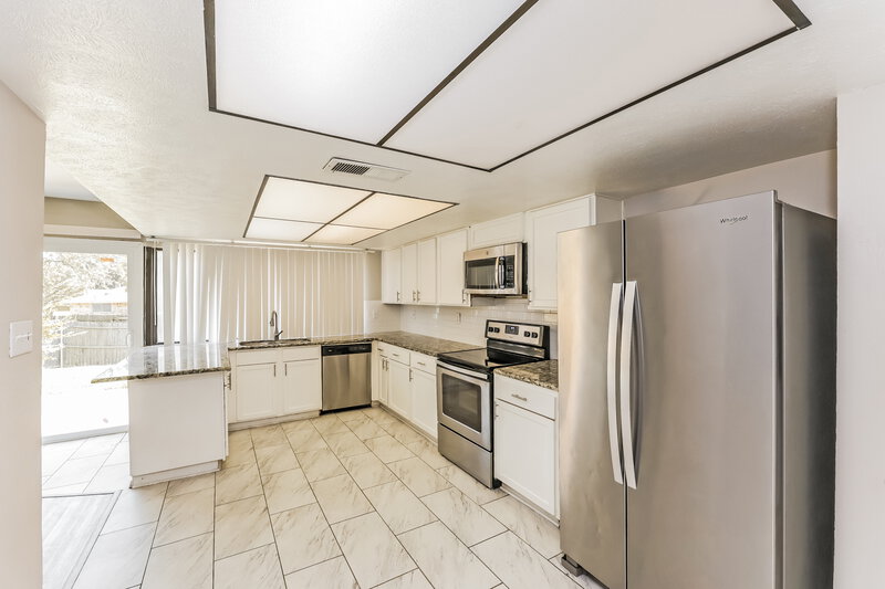 2,065/Mo, 902 Live Oak Dr Desoto, TX 75115 Kitchen View