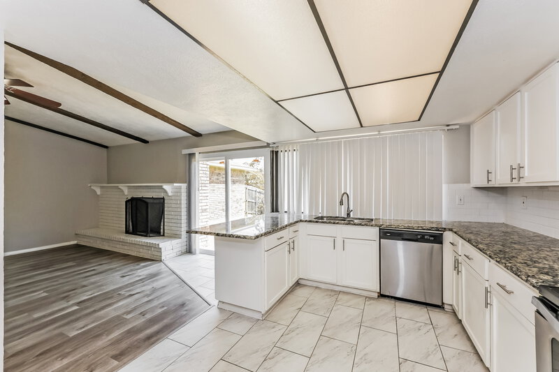 2,065/Mo, 902 Live Oak Dr Desoto, TX 75115 Kitchen View 2