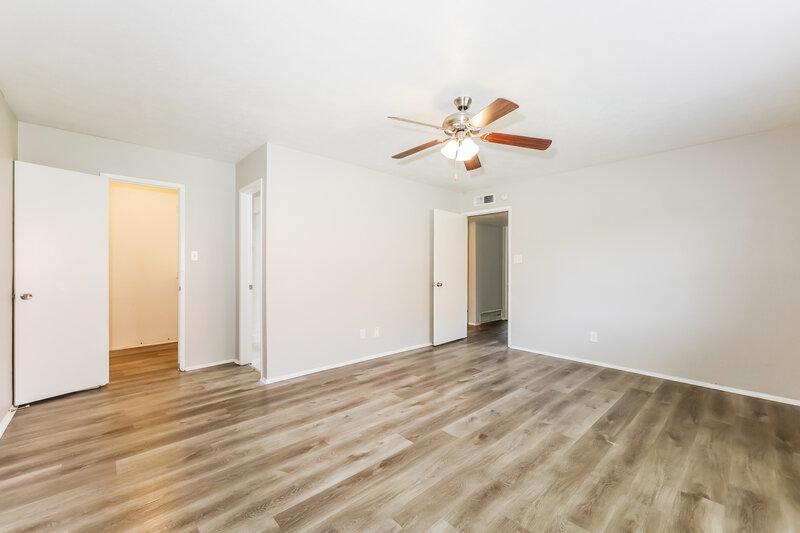 2,065/Mo, 902 Live Oak Dr Desoto, TX 75115 Main Bedroom View 2