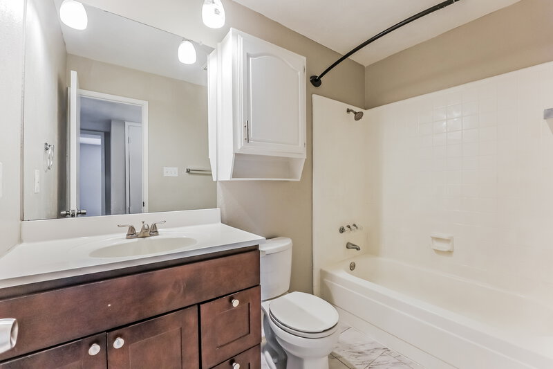 2,065/Mo, 902 Live Oak Dr Desoto, TX 75115 Main Bathroom View
