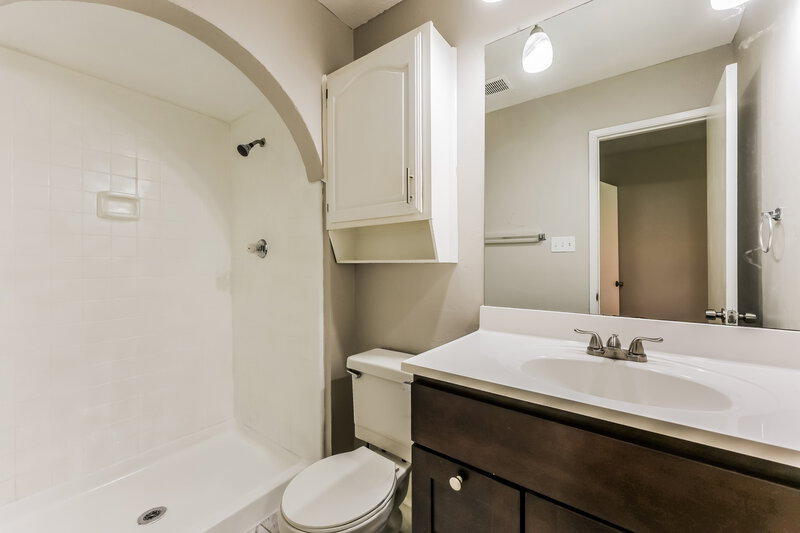 2,065/Mo, 902 Live Oak Dr Desoto, TX 75115 Bathroom View