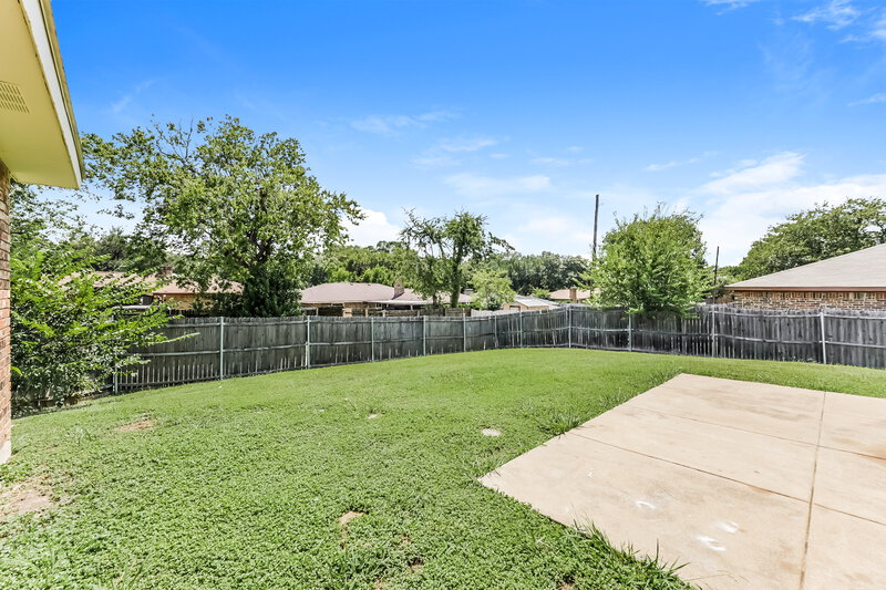 2,065/Mo, 902 Live Oak Dr Desoto, TX 75115 Rear View