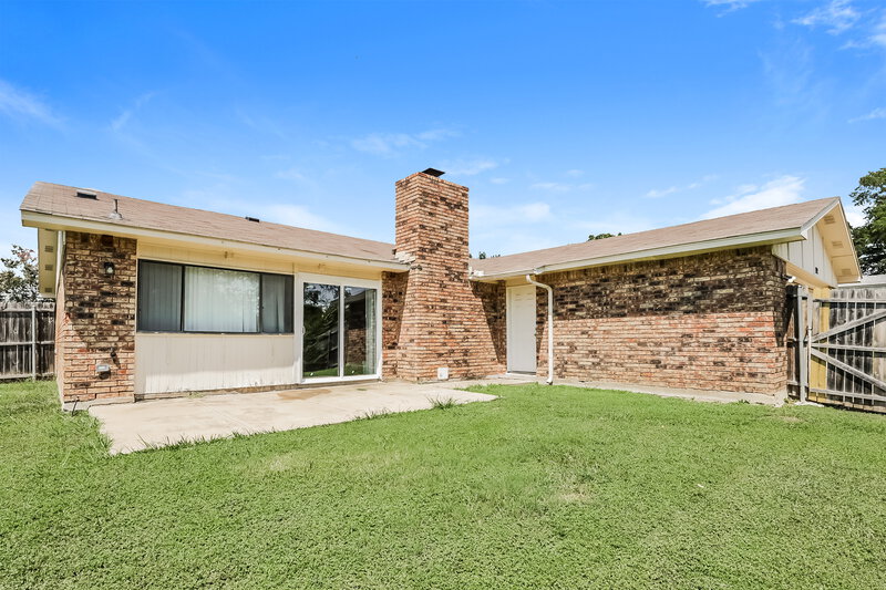 2,065/Mo, 902 Live Oak Dr Desoto, TX 75115 Rear View 2