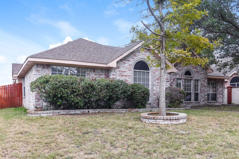 2,630/Mo, 704 Bridle Dr Desoto, TX 75115 Front View