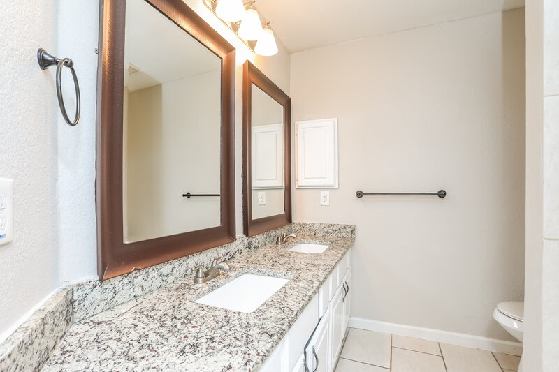 2,630/Mo, 704 Bridle Dr Desoto, TX 75115 Bathroom View 2