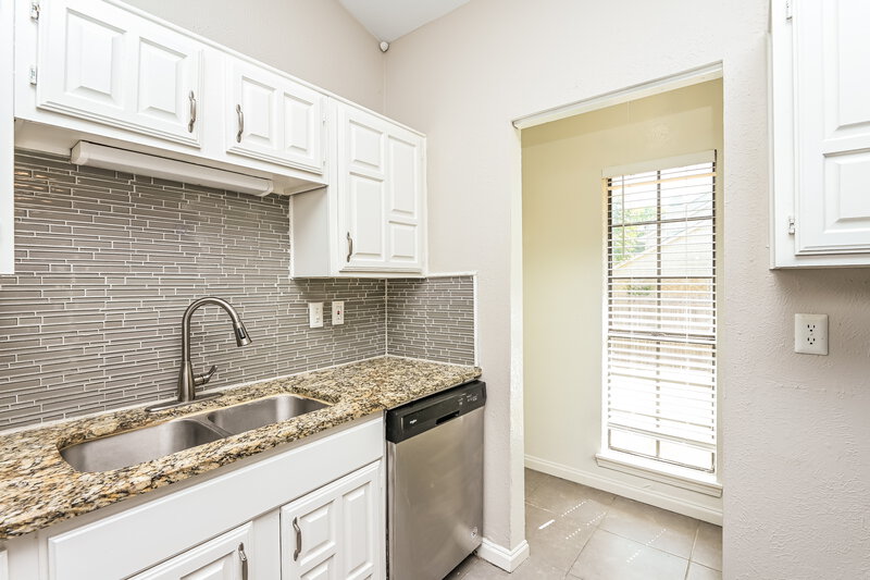 1,825/Mo, 2811 Galemeadow Dr Fort Worth, TX 76123 Kitchen View 2