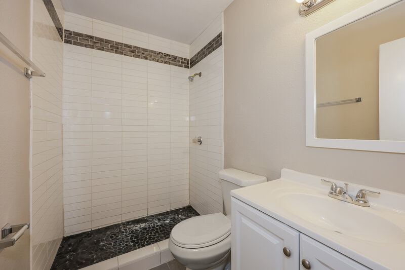 1,805/Mo, 2811 Galemeadow Dr (2) Fort Worth, TX 76123 Main Bathroom View