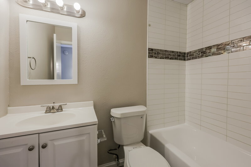 1,805/Mo, 2811 Galemeadow Dr (2) Fort Worth, TX 76123 Bathroom View