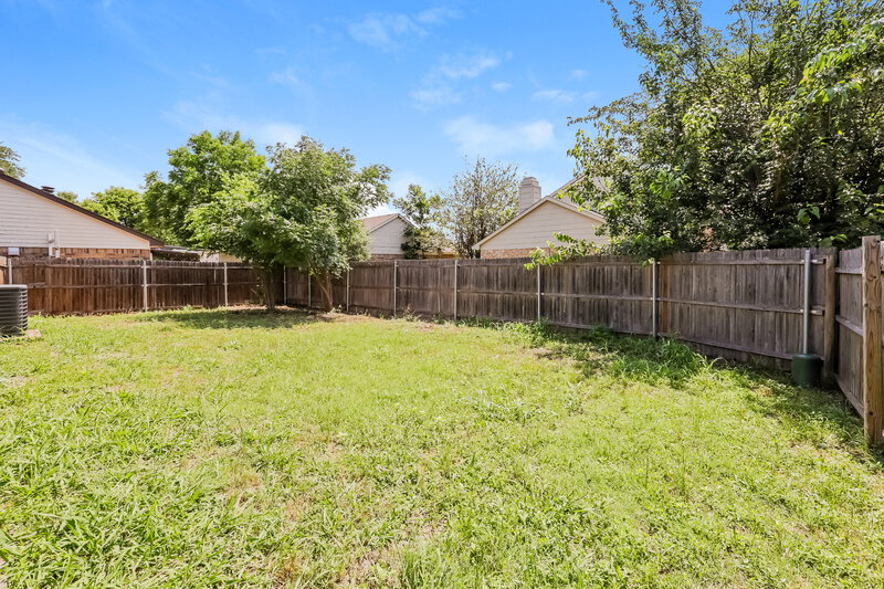 1,805/Mo, 2811 Galemeadow Dr (2) Fort Worth, TX 76123 Backyard View