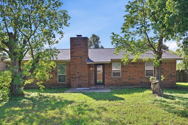 1,975/Mo, 808 Judith Street Burleson, TX 76028 Rear View