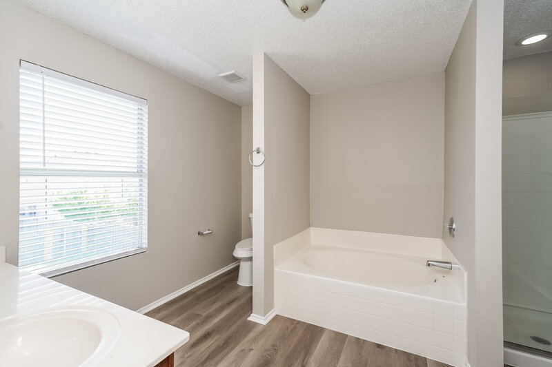 2,115/Mo, 300 Dakota Ridge Dr Fort Worth, TX 76134 Main Bathroom View
