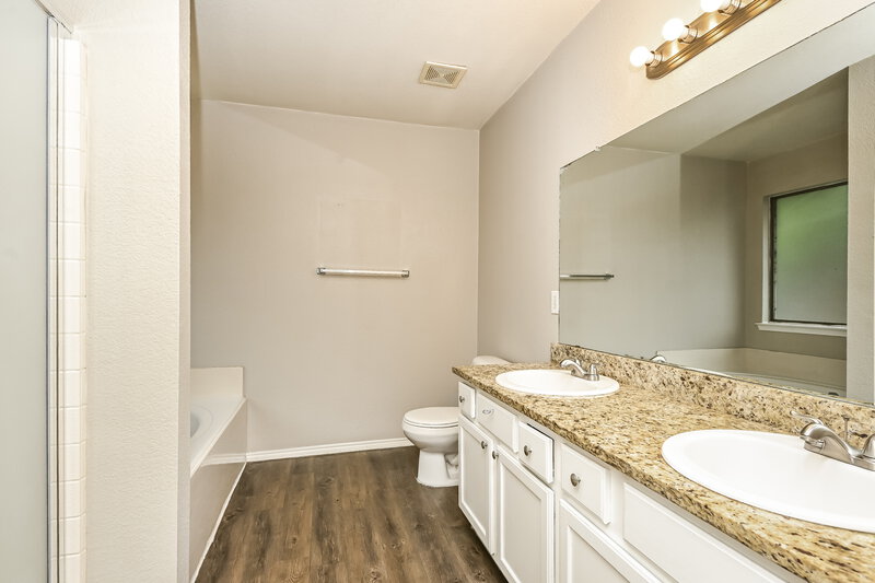 2,310/Mo, 13136 Settlers Trl Fort Worth, TX 76244 Main Bathroom View