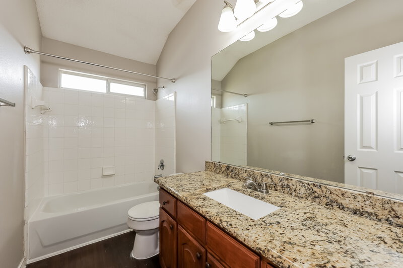 2,515/Mo, 1632 Laurel Springs Ct Desoto, TX 75115 Bathroom View