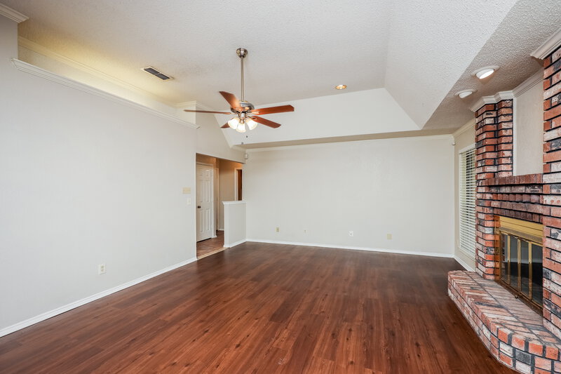 2,240/Mo, 819 Crystal Creek Ln Arlington, TX 76001 Living Room View