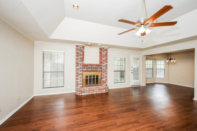 2,240/Mo, 819 Crystal Creek Ln Arlington, TX 76001 Living Room View 2