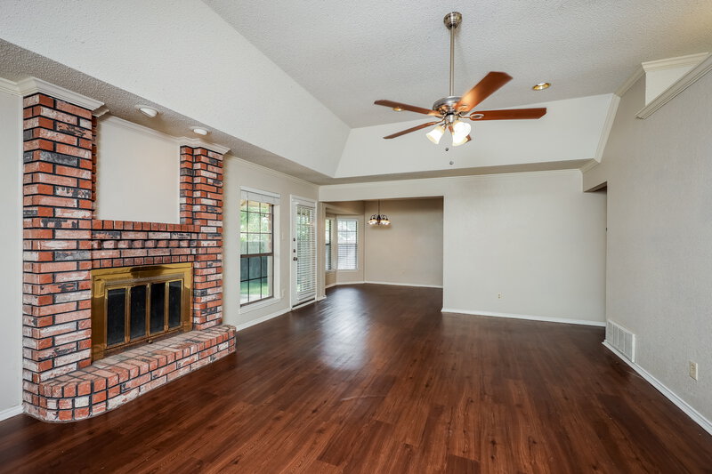 2,240/Mo, 819 Crystal Creek Ln Arlington, TX 76001 Living Room View 3