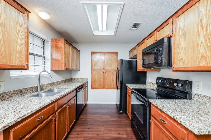 2,240/Mo, 819 Crystal Creek Ln Arlington, TX 76001 Kitchen View