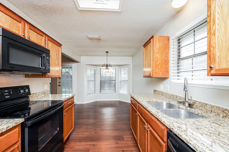 2,240/Mo, 819 Crystal Creek Ln Arlington, TX 76001 Kitchen View 2