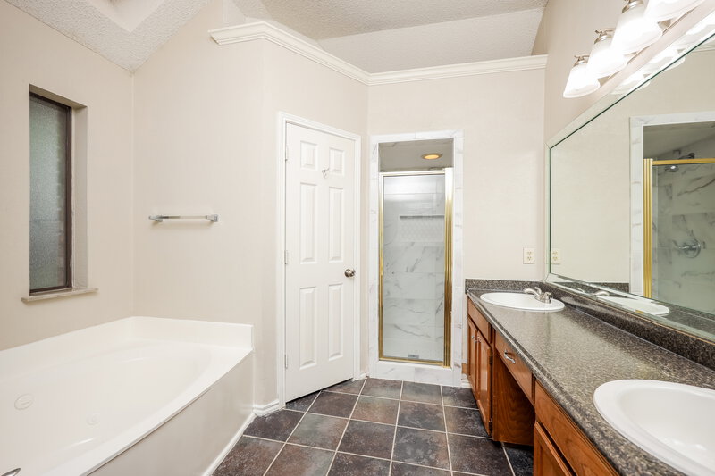 2,240/Mo, 819 Crystal Creek Ln Arlington, TX 76001 Main Bathroom View
