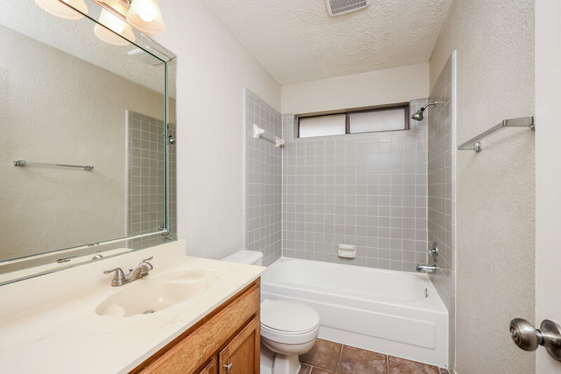 2,240/Mo, 819 Crystal Creek Ln Arlington, TX 76001 Bathroom View