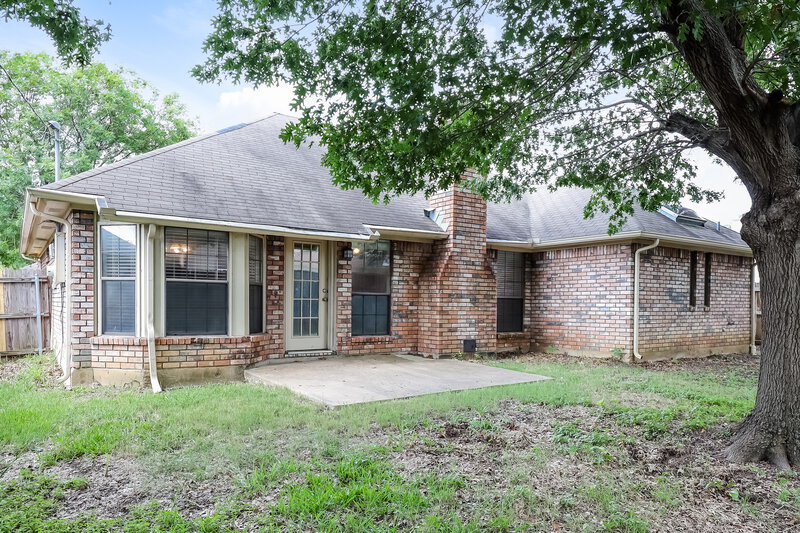 2,240/Mo, 819 Crystal Creek Ln Arlington, TX 76001 Rear View 2