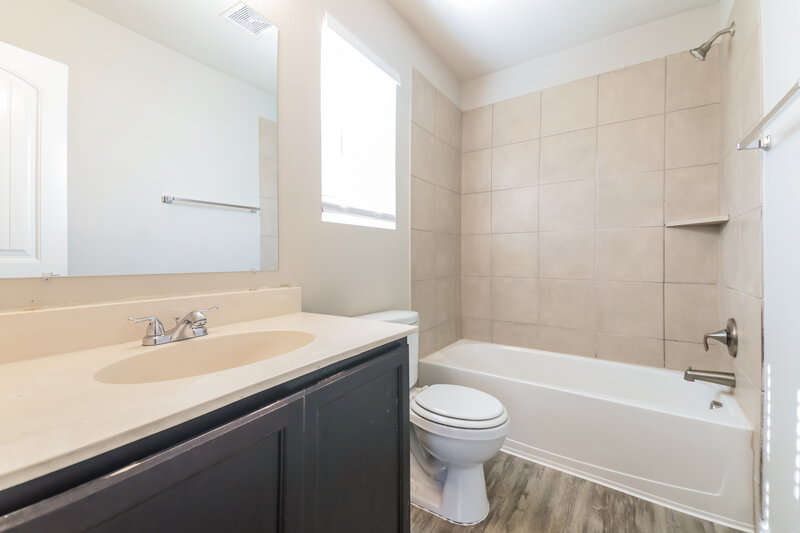 0/Mo, 12834 Kyla Jean Court Dallas, TX 75253 Main Bathroom View