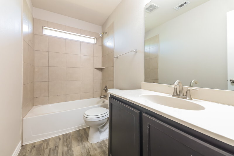 0/Mo, 12834 Kyla Jean Court Dallas, TX 75253 Bathroom View
