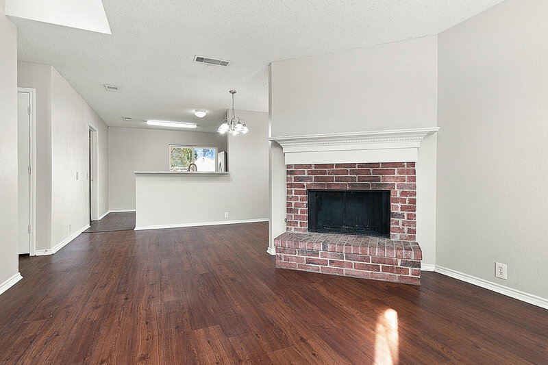 2,405/Mo, 216 High Pointe Ln Cedar Hill, TX 75104 Living Room View 2