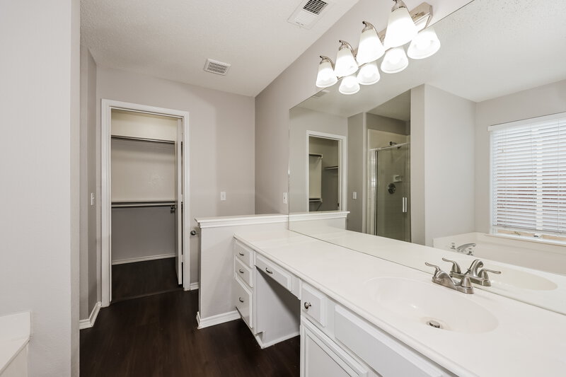 2,410/Mo, 216 High Pointe Ln Cedar Hill, TX 75104 Main Bathroom View