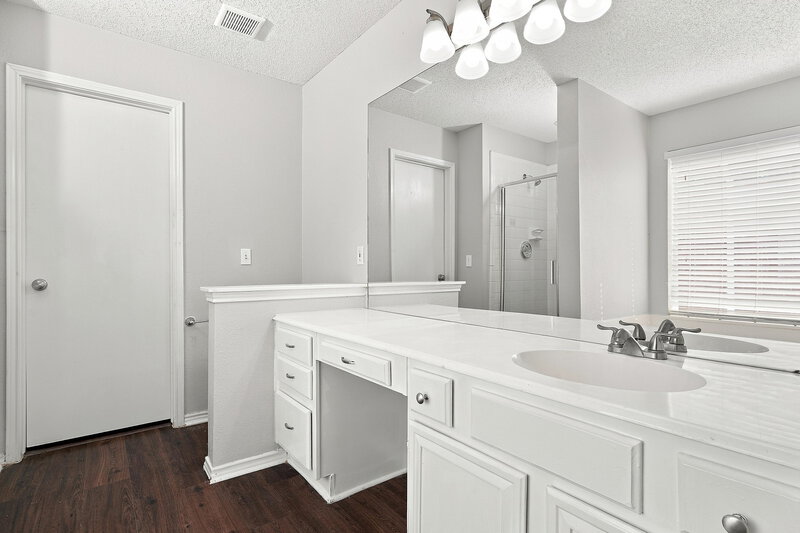 2,405/Mo, 216 High Pointe Ln Cedar Hill, TX 75104 Primary Bathroom View